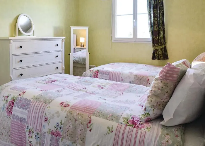 4 Bedroom Cozy Home In Port-En-Bessin-Huppain