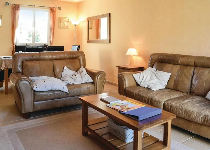 4 Bedroom Cozy Home In Port-En-Bessin-Huppain