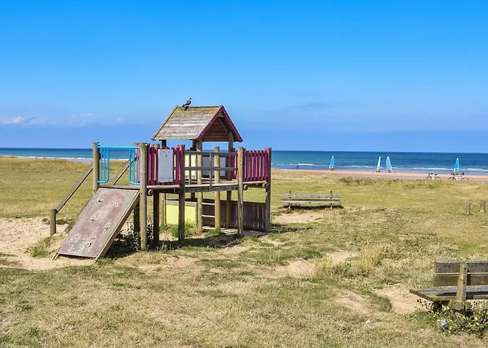 4 Bedroom Cozy Home In Port-En-Bessin-Huppain